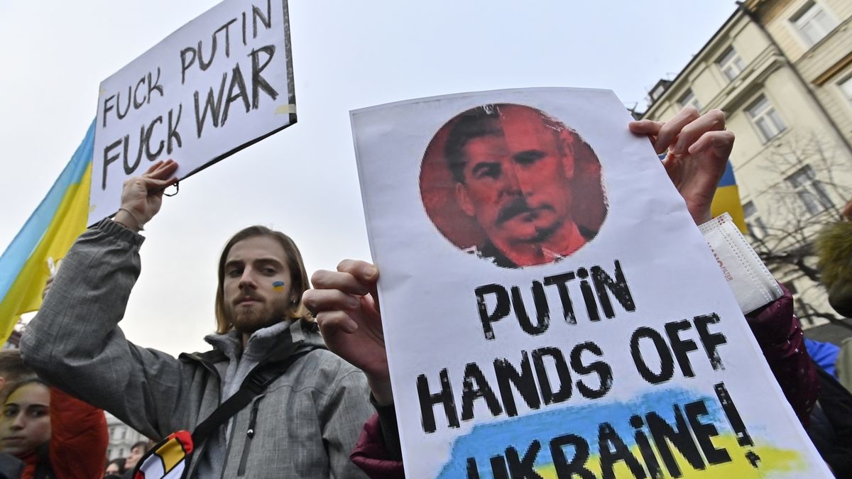 Hanba! skandovaly davy protestující před ruskou ambasádou v Praze